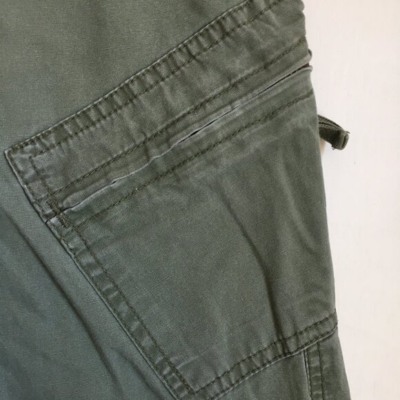 Vintage Y2K Low-Rise Army Green Utility Cargo Capris Shorts - Picture 7 of 15